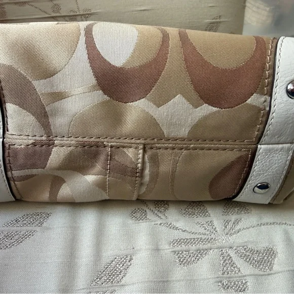 NWT Coach Signature Shoulder Bag in Beige, Tan and Cream with cream leather - Picture 3 of 7